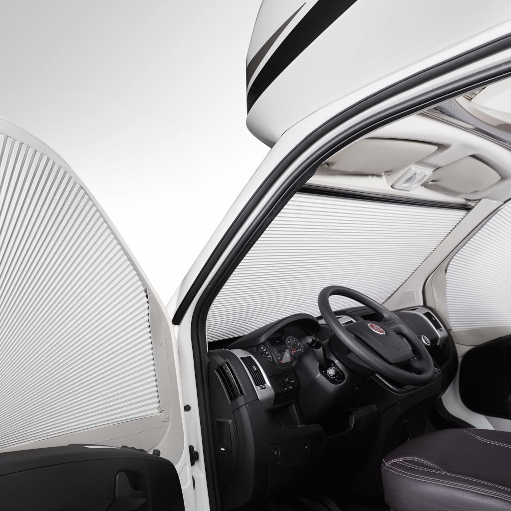 1024x1024DpzGU3HAp6Z0f Montage? Minutensache! – Weder A-Säule noch Sonnenblenden müssen ausgebaut werden.