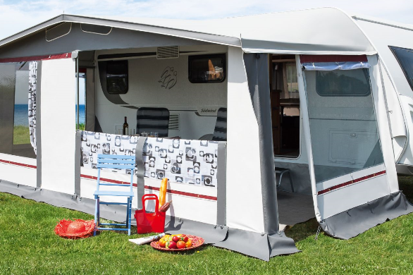 Vorderwand halb oder ganz zur Veranda abrollen und Verandaeffekt genießen.