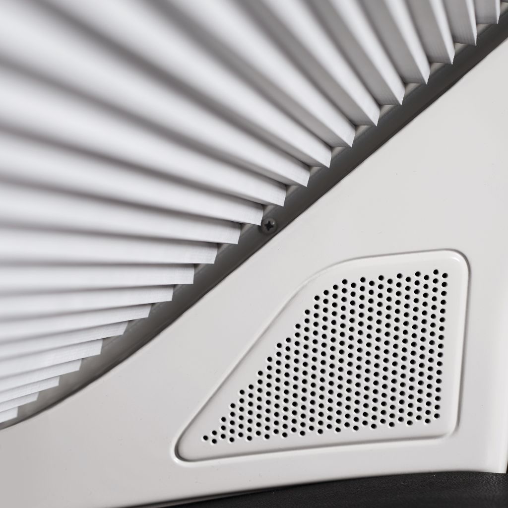 1024x1024uXYw0JSm4HDTO Beste Klangqualität – Seitenteile mit Aussparungen für die Lautsprecher in der A-Säule.