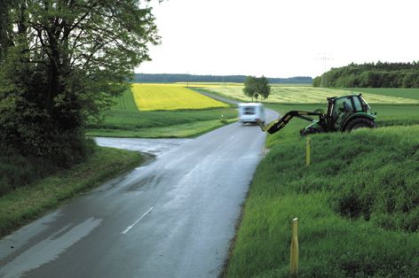 nach wenigen Sekunden fährt Gespann wieder sicher, durch Abbremsen zieht sich Anhänger selbstst. in Spur